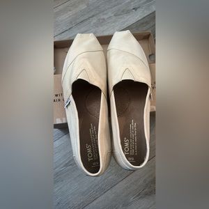BRAND NEW Tom’s Shoes, Women Size 9 Blank Canvas Beige